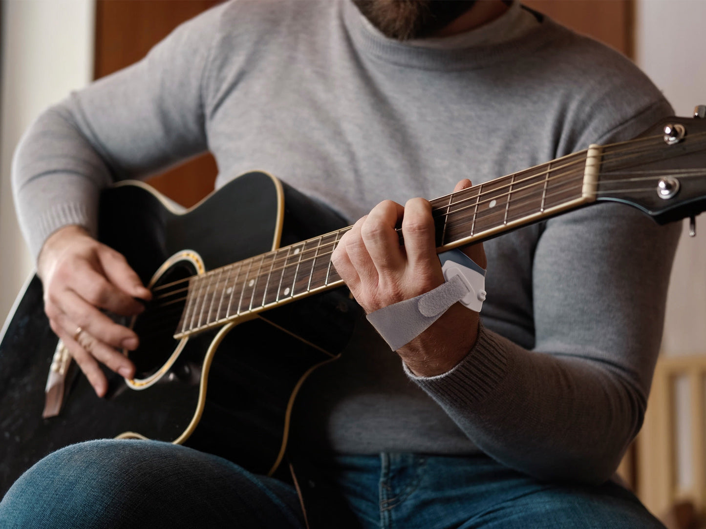 Guitarists: Suffering from Thumb Joint Pain? A Complete Guide for Players